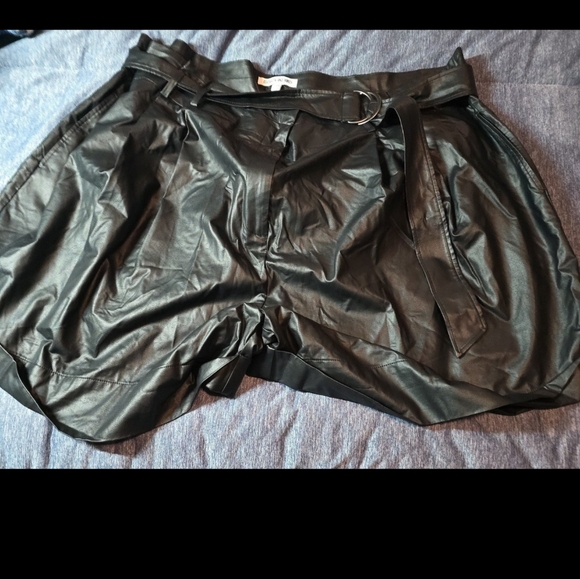 Elizabeth and James faux leather shorts - Picture 4 of 4